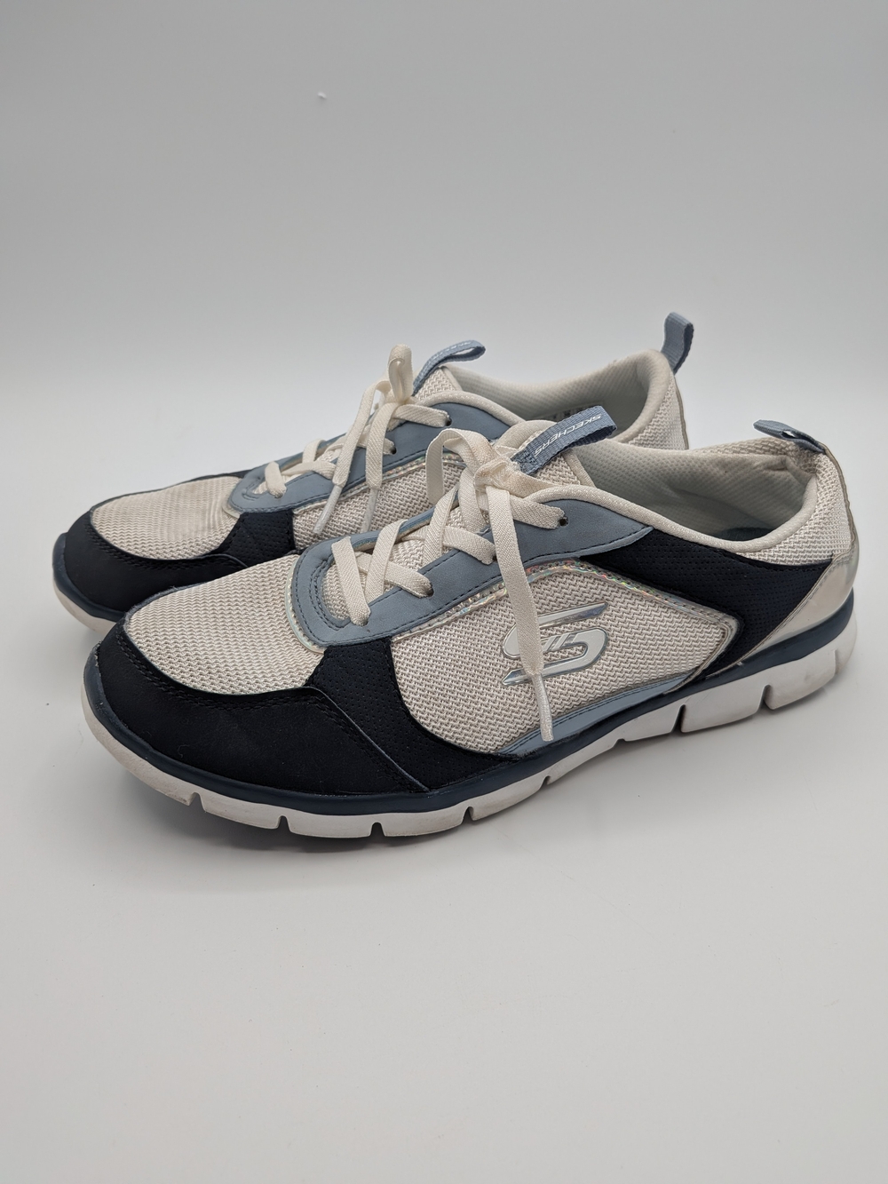 Skechers Women’s Casual Lace-Up Sneakers in White & Navy Sz 8